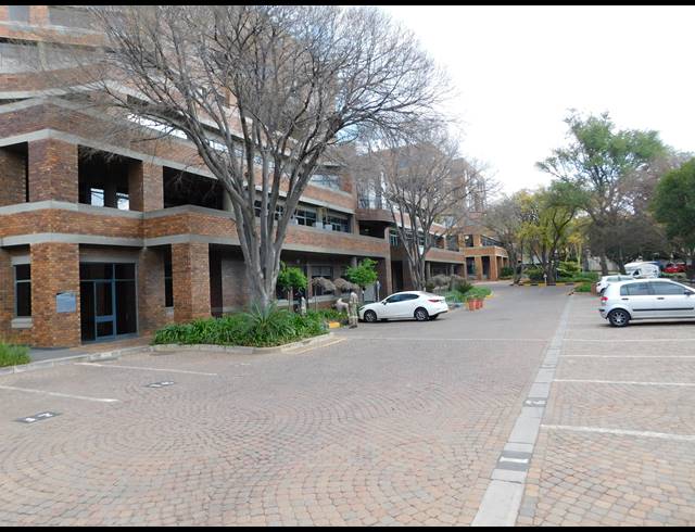 167M² OFFICE TO LET IN PARKTOWN